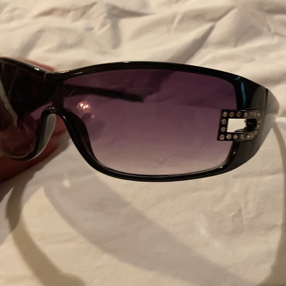 4 Bundle Sunglasses 🕶 - Picture 2 of 9